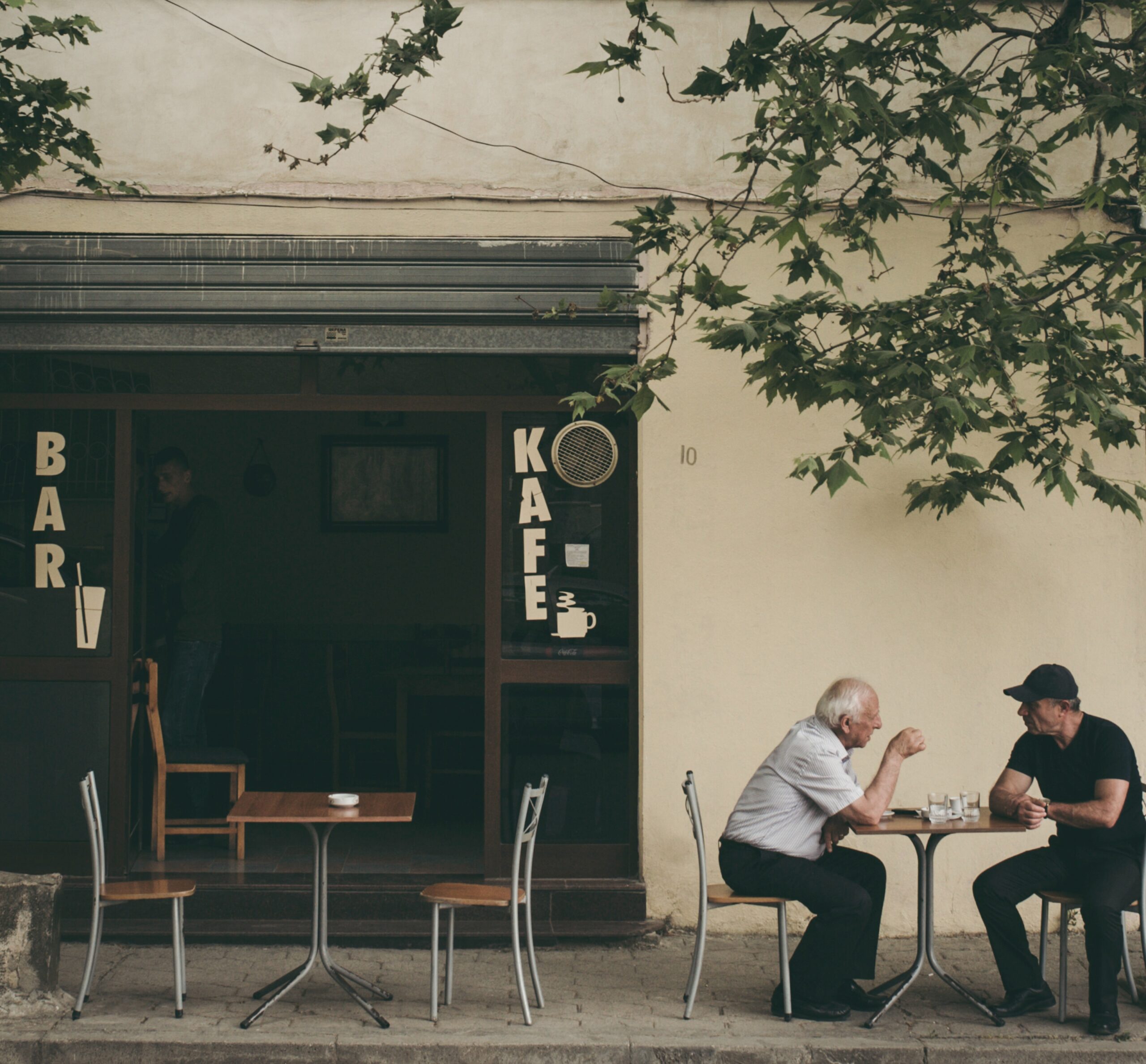 Two people discoursing at a cafe.