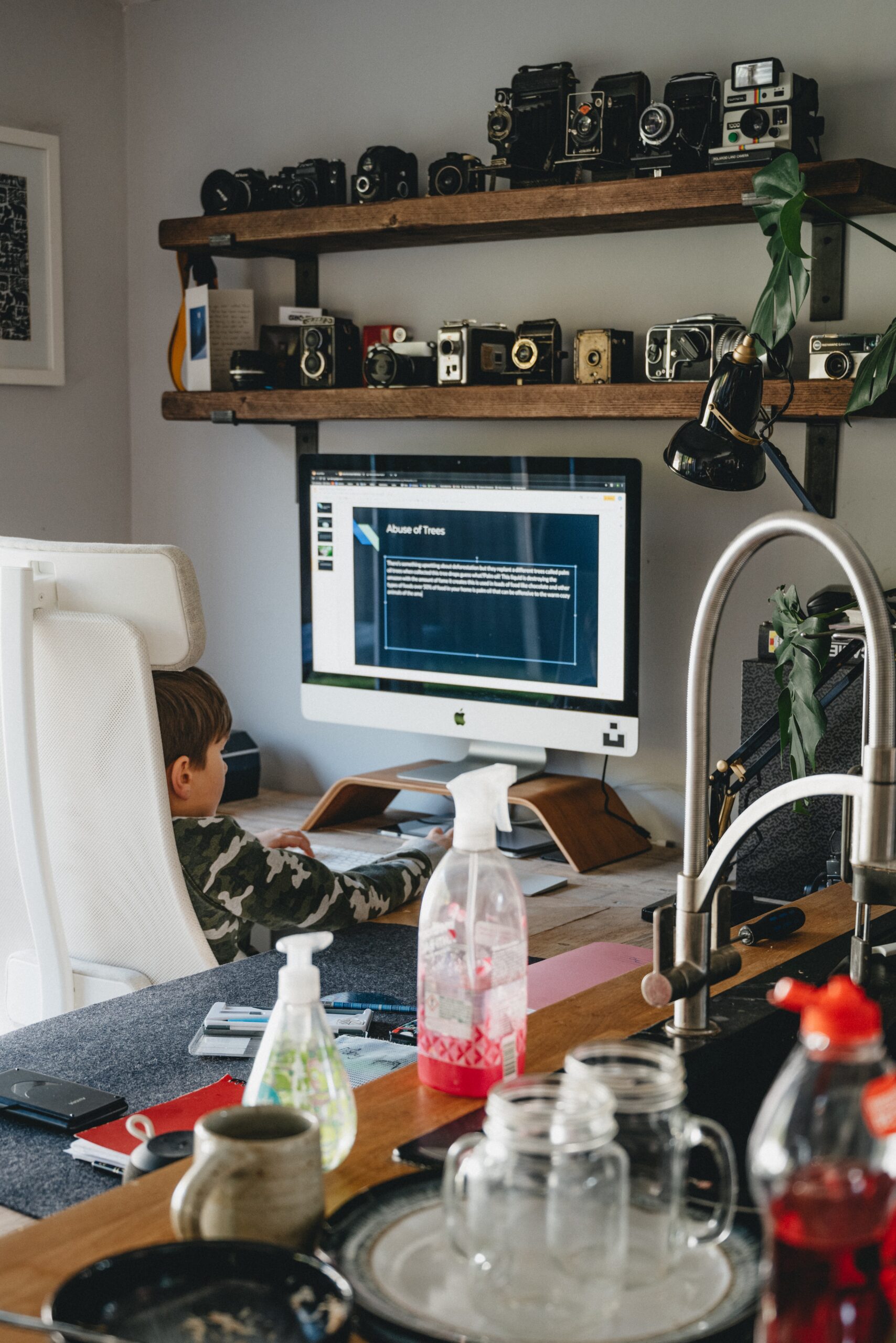 https://unsplash.com/photos/white-flat-screen-computer-monitor-on-brown-wooden-table-QNVk2IIxfCU